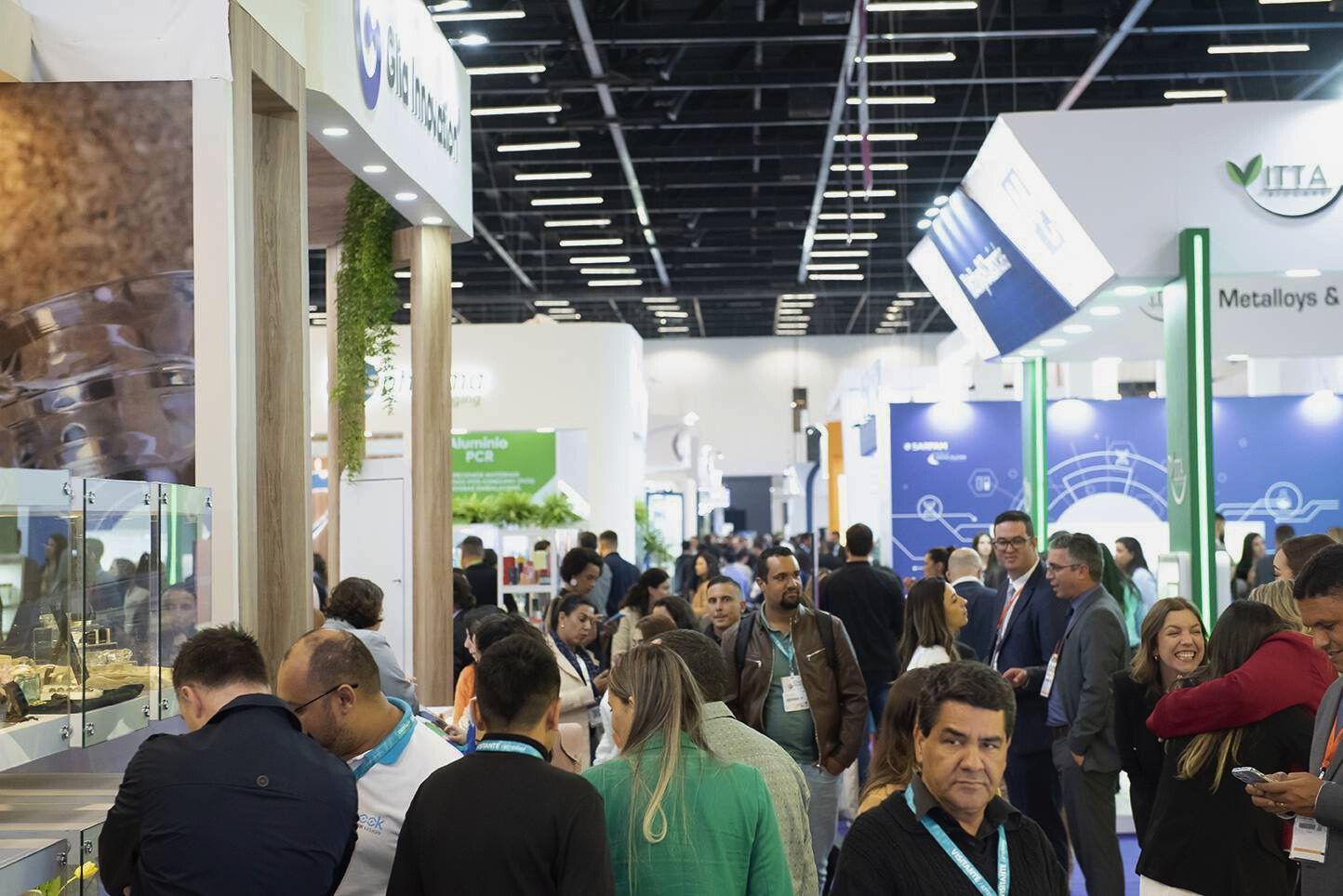 Movimentação de visitantes na FCE Cosmetique 2025, maior evento da indústria cosmética da América Latina.