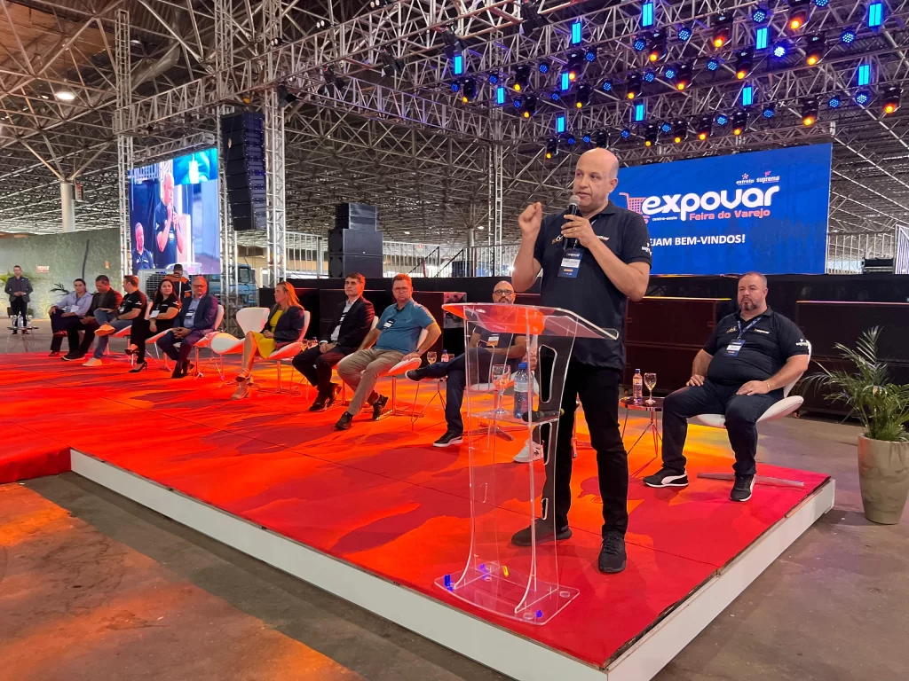 Cerimônia de abertura da Expovar 2025 no Centro de Convenções Ulysses Guimarães, com líderes do setor varejista e food service reunidos no palco principal.